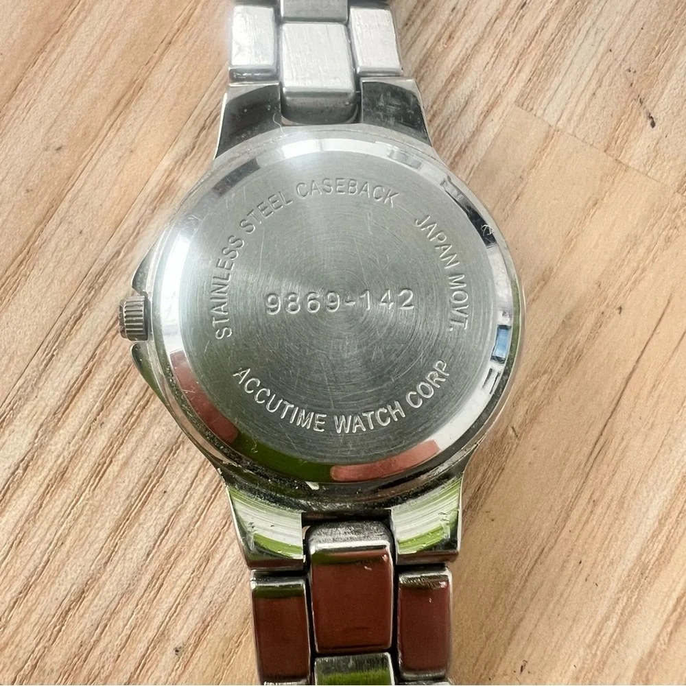 Venezia ladies silver tone classic watch NEW BATTERY